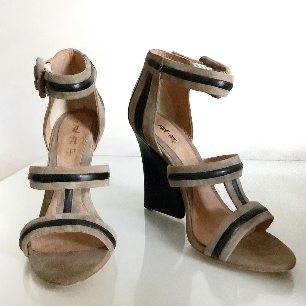 L.A.M.B. Zane Sandal
COLOR:gray / black
SIZE:7.5